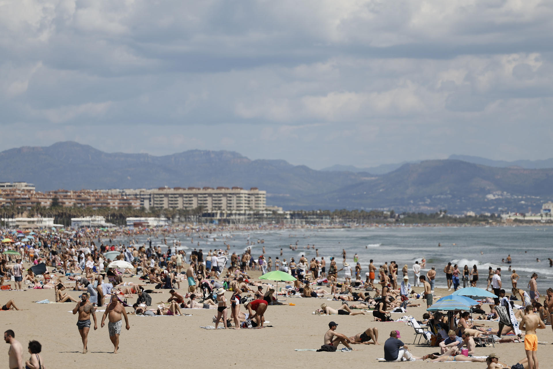 En la imagen del domingo pasado, cientos de personas disfrutan de una jornada soleada en la playa de las Arenas, en Valencia.EFE/Ana Escobar