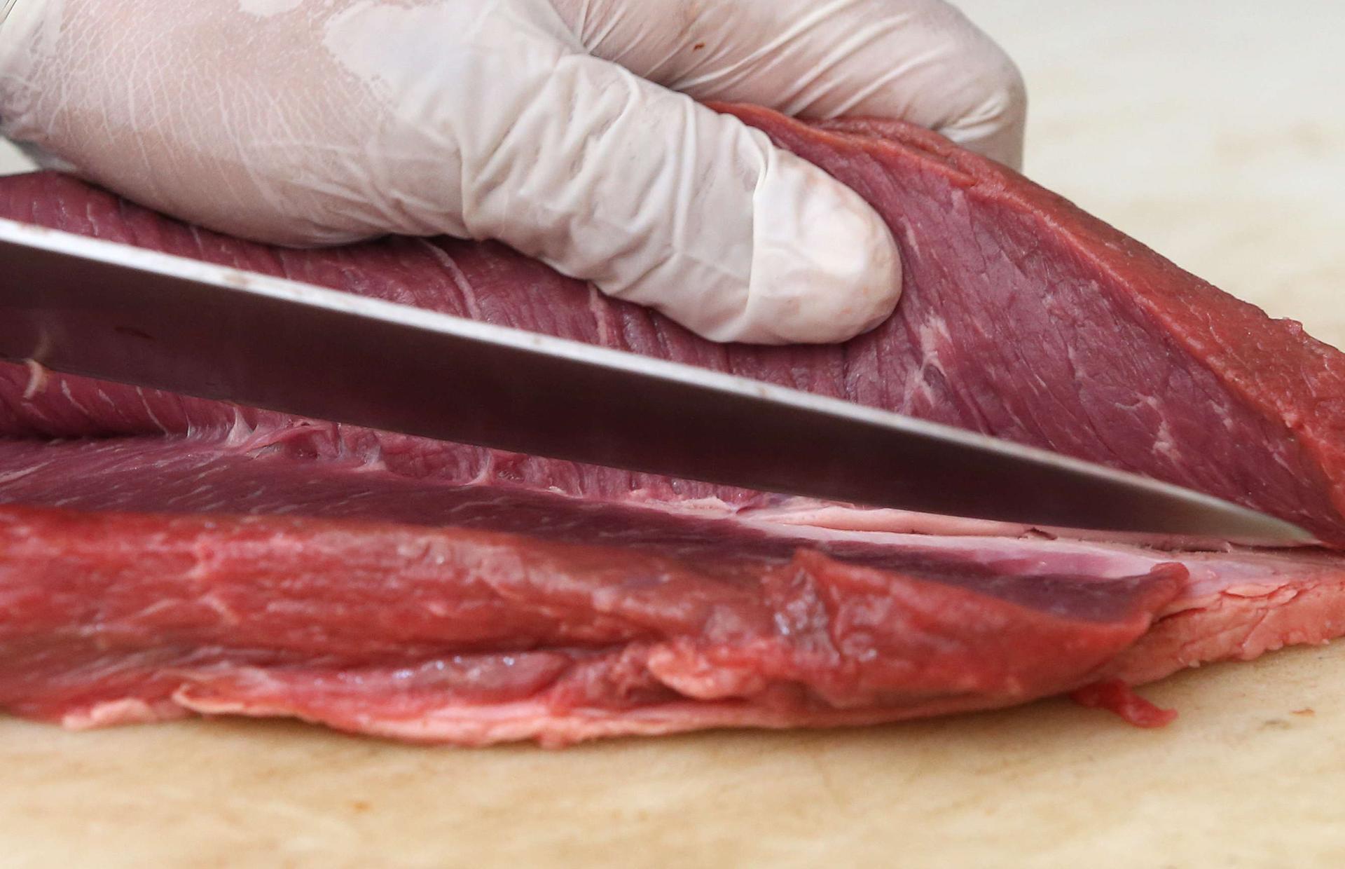 Fotografía de archivo de un corte de carne en una churrasquería de Río de Janeiro (Brasil). EFE/Marcelo Sayão