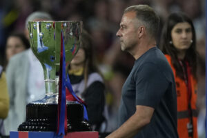El entrenador del Barcelona Hans-Dieter Flick al final del encuentro de la jornada 37 de LaLiga entre FC Barcelona y Villarreal CF disputado este domingo en el Estadio Olímpico de Montjuic. EFE/ Enric Fontcuberta