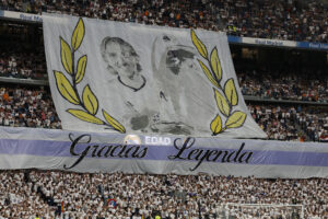 Aficionados del Real Madrid despliegan una pancarta en agradecimiento al centrocampista croata Luka Modrić antes del partido de la jornada 38 de LaLiga EA Sports entre Real Madrid y Real Sociedad celebrado este sábado en el estadio Santiago Bernabéu de Madrid. EFE/ J.J. Guillén