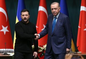 Fotografía de archivo, tomada el pasado 18 de febrero, de un encuentro entre los presidentes de Ucrania, Volodímir Zelenski (i), y de Turquía, Tayyip Erdogan (d), en Ankara (Turquía). EFE/Necati Savas
