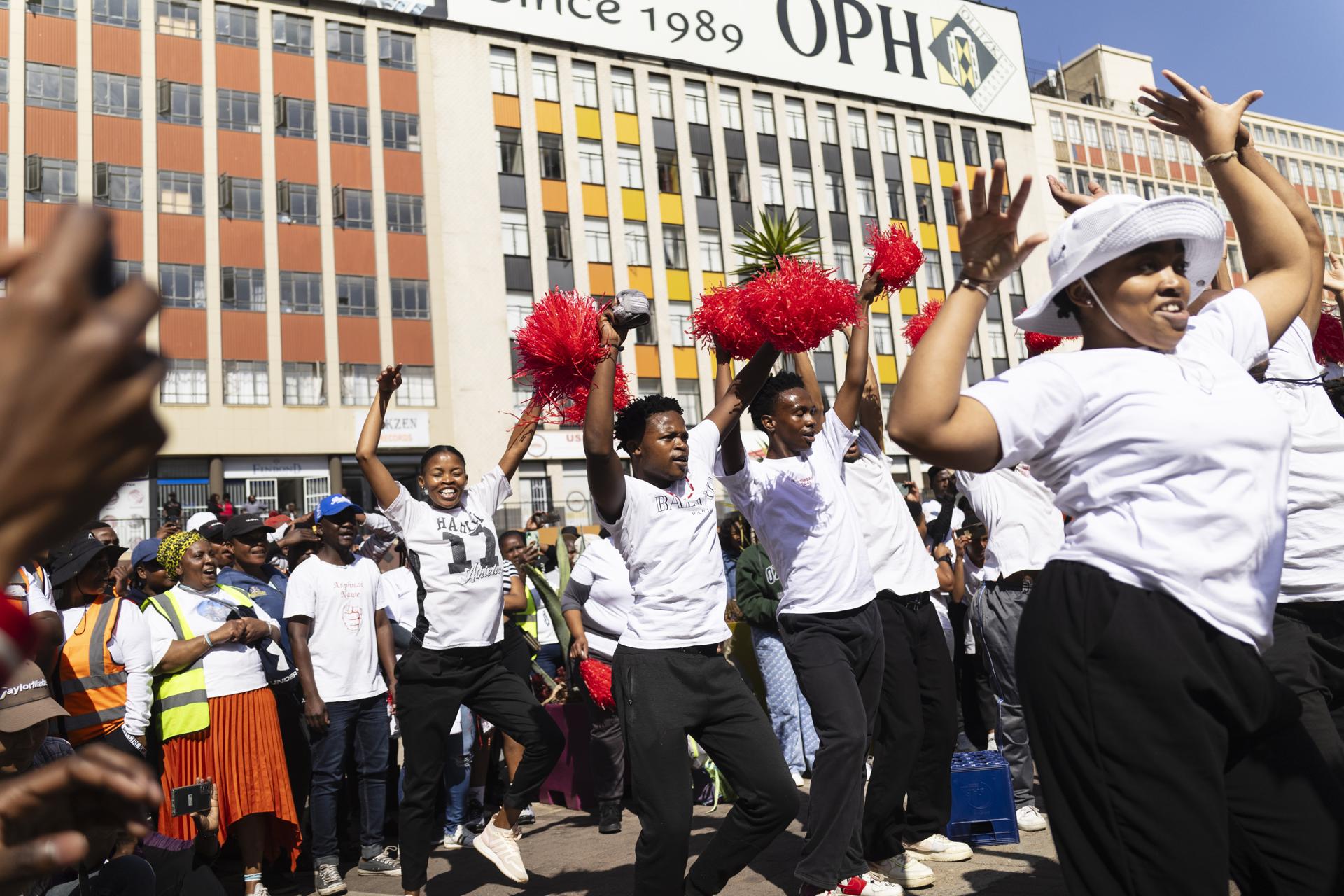 Bailarines actúan en la plaza Gandhi durante un evento para conmemorar el Día Internacional de la Danza en el centro de Johannesburgo, Sudáfrica, el 16 de mayo de 2025. Según los organizadores, se esperaba que más de 1000 bailarines participaran en el evento titulado 'Mjaivo Jaiva', una colaboración entre el Johannesburg Inner City Partnership, el Maharishi?Invincibility?Institute y el Moving?into Dance?Trust. El Día Internacional de la Danza se celebra anualmente en todo el mundo el 29 de abril. (Sudáfrica, Johannesburgo) EFE/EPA/KIM LUDBROOK