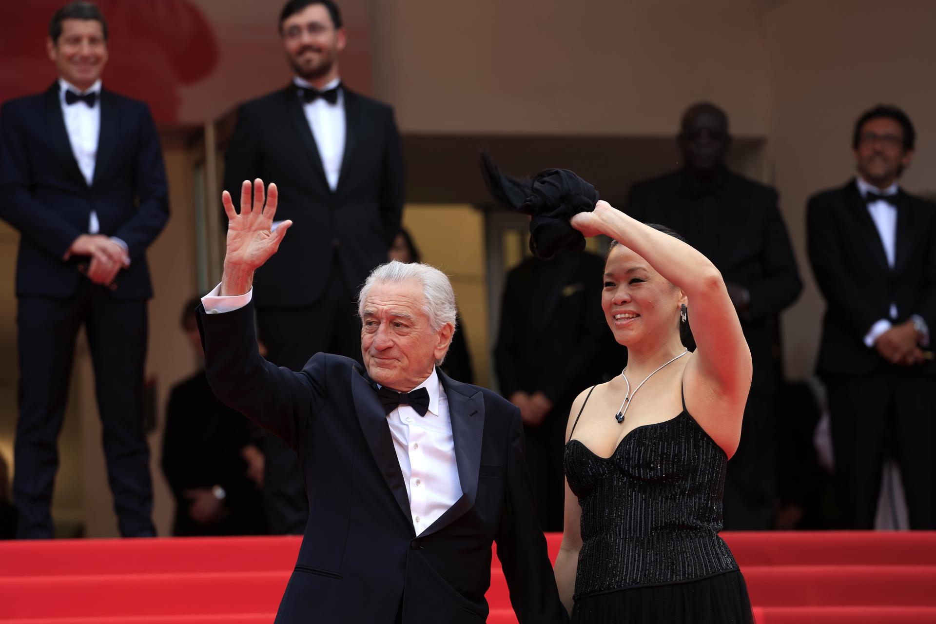 Robert De Niro (I) y su pareja Tiffany Chen asisten a la proyección de 'Partir Un Jour (Leave One Day)' y a la ceremonia de apertura del 78º Festival de Cine de Cannes, en Cannes, Francia, el 13 de mayo de 2025. El festival de cine se celebra del 13 al 24 de mayo de 2025. (Cine, Francia) EFE/EPA/GUILLAUME HORCAJUELO