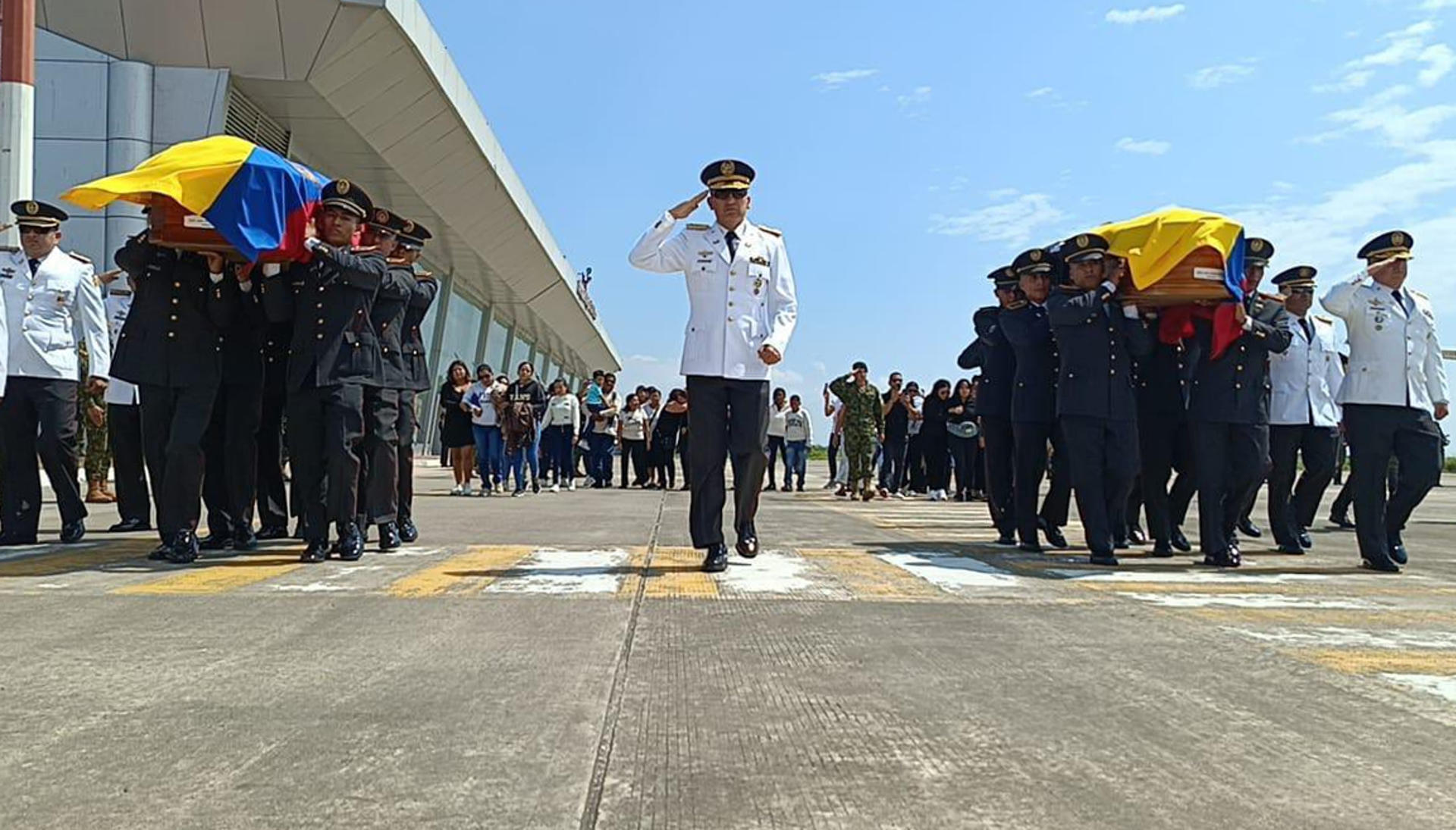 Fotografía tomada de la cuenta en X @EjercitoECU del Ejército del Ecuador de un homenaje a dos de los soldados que perdieron la vida en el ataque en Alto Punino, en la provincia de Orellana, cabo segundo Víctor Adrián Vera Minga y cabo segundo Georvi David Vega Jiménez, en Machala (Ecuador). EFE/ @EjercitoECU