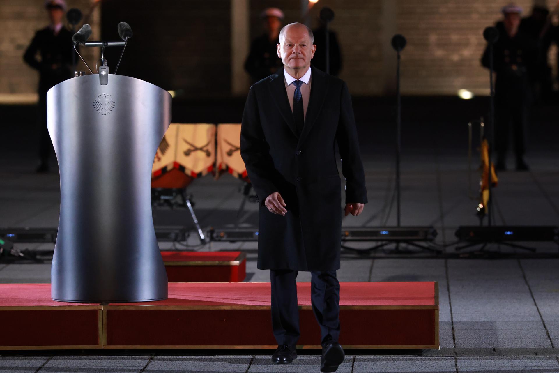 El canciller saliente de Alemania, Olaf Scholz, se retira del podio tras su discurso durante una gran ceremonia militar en Berlín, Alemania. EFE/EPA/CLEMENS BILAN / POOL