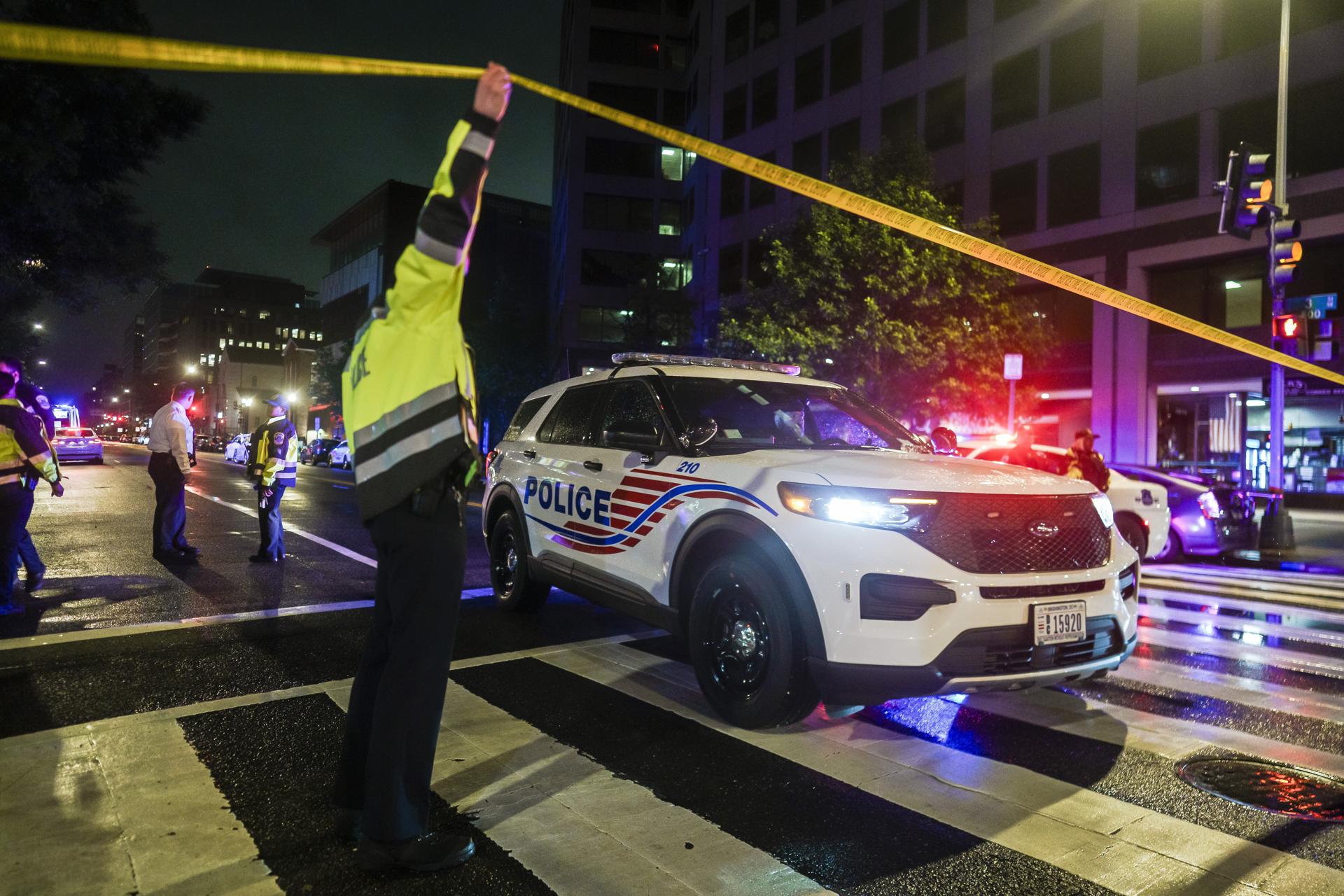 Un hombre con una bandera israelí sobre los hombros cerca del lugar donde dos personas fueron baleadas cerca del Museo Judío del Capitolio en Washington, DC, EE. UU. EFE/WILL OLIVER