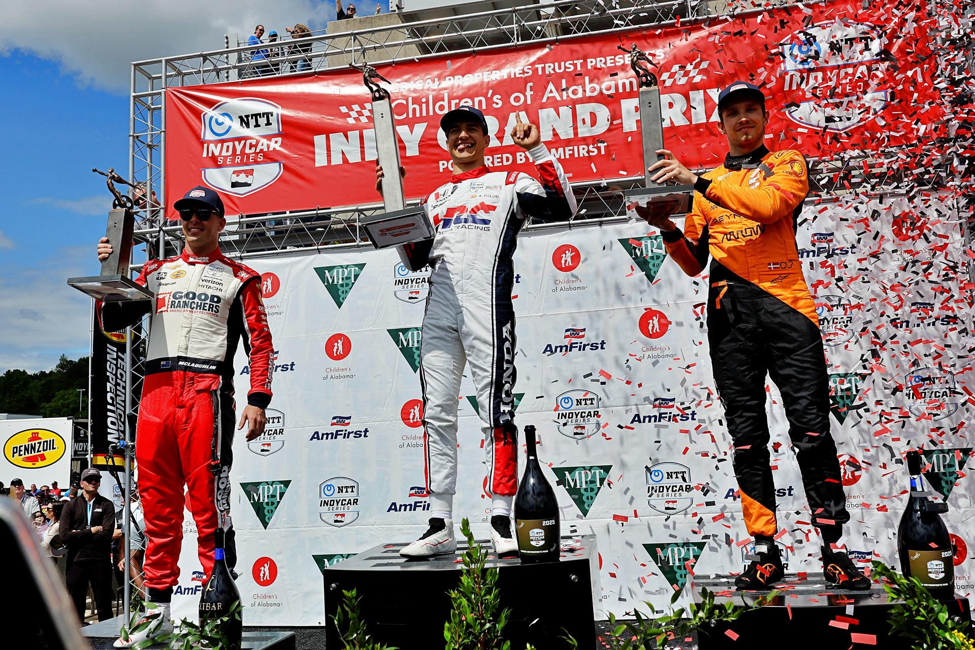 Fotografía cedida por IndyCar donde aparece el piloto español Álex Palou (c), del equipo Chip Ganassi, mientras celebra la victoria en el Gran Premio de Alabama junto al piloto neozelandés Scott McLaughlin (i), del equipo Team Penske, y el danés Christian Lundgaard, de la escudería Arrow McLaren. EFE/Joe Skibinski/IndyCar SOLO USO EDITORIAL/SOLO DISPONIBLE PARA ILUSTRAR LA NOTICIA QUE ACOMPAÑA (CRÉDITO OBLIGATORIO)