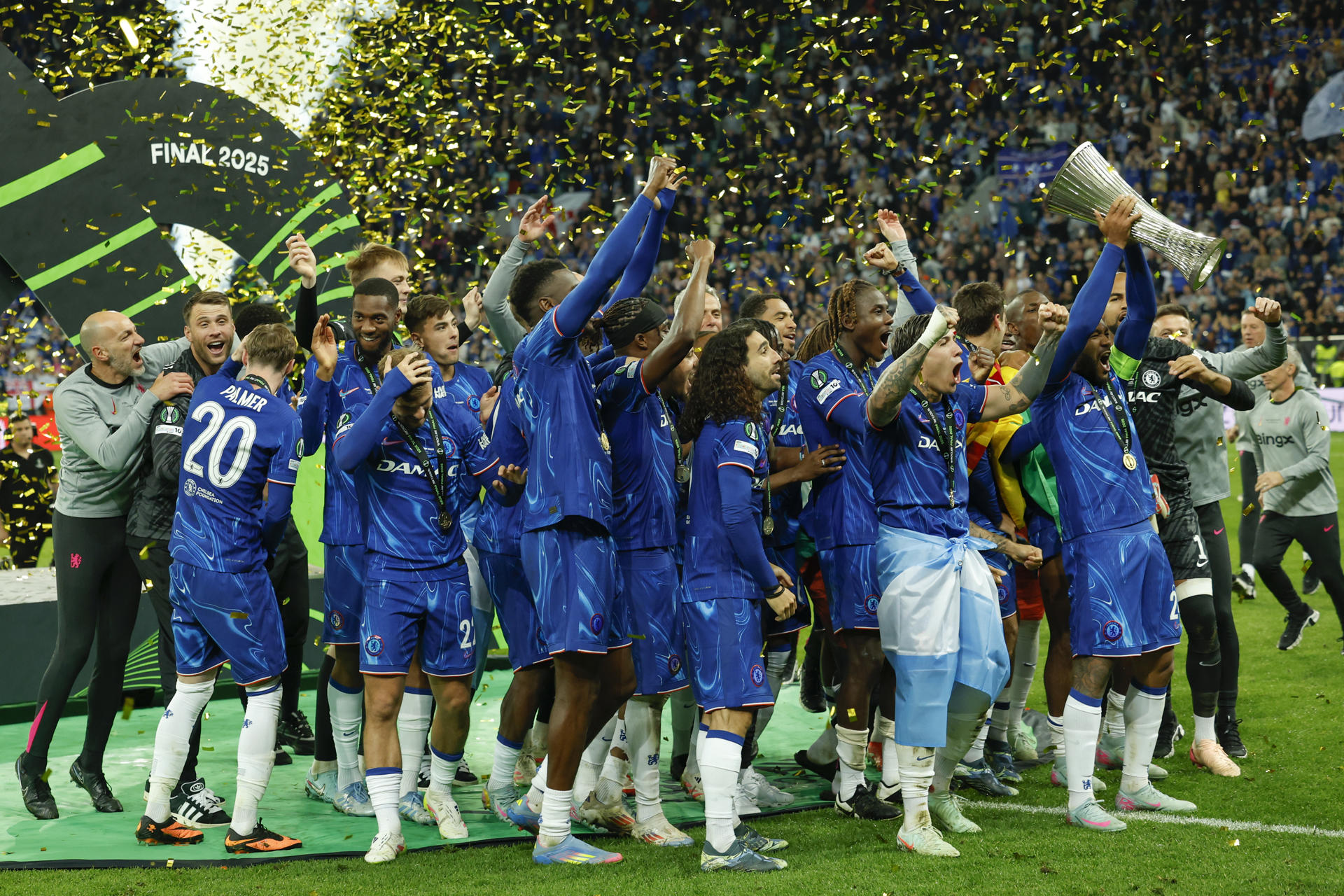 Los jugadores del Chelsea celebran su victoria en la final de la Liga de Conferencia que han disputado y Betis en el Tarczynski Arena de Breslávia. EFE / Julio Muñoz.