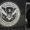 Fotografía de archivo del logo del Departamento de Seguridad Nacional en la sede de Inmigración y Control de Aduanas (ICE) en Washington (EE.UU.). EFE/EPA/GRAEME SLOAN