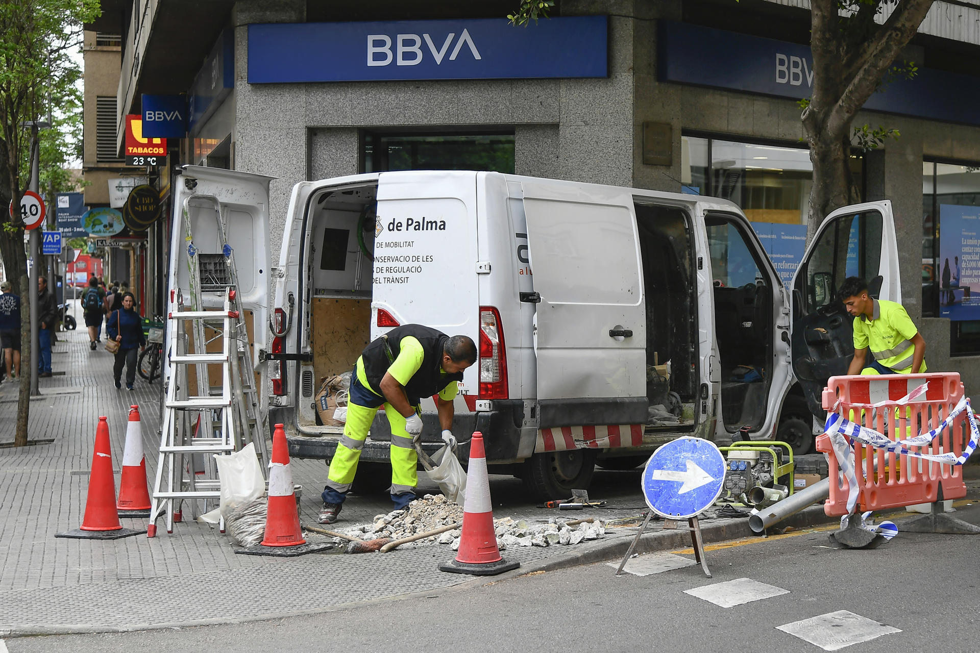 Cinco personas han resultado heridas, dos de ellas de gravedad, en un atropello múltiple tras el choque entre dos coches en la madrugada de este viernes en la zona de Santa Catalina de Palma. Los heridos graves son un chico de 26 años y otra de 28 y han sido trasladados a Son Espases en UVI móvil con código politrauma de atención urgente, ha informado el SAMU 061. EFE/ Miquel A. Borràs