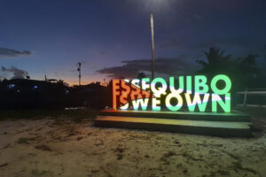 Fotografía de un letrero con el lema 'Esequibo es nuestro' en la orilla este del Esequibo. Miles de guyaneses que habitan en la frontera con Venezuela comparten sentimientos de miedo y patriotismo ante los planes del Gobierno de Nicolás Maduro de celebrar elecciones este domingo en la región en disputa del Esequibo, donde afirman querer vivir en paz. EFE/ Nazima Raghubir