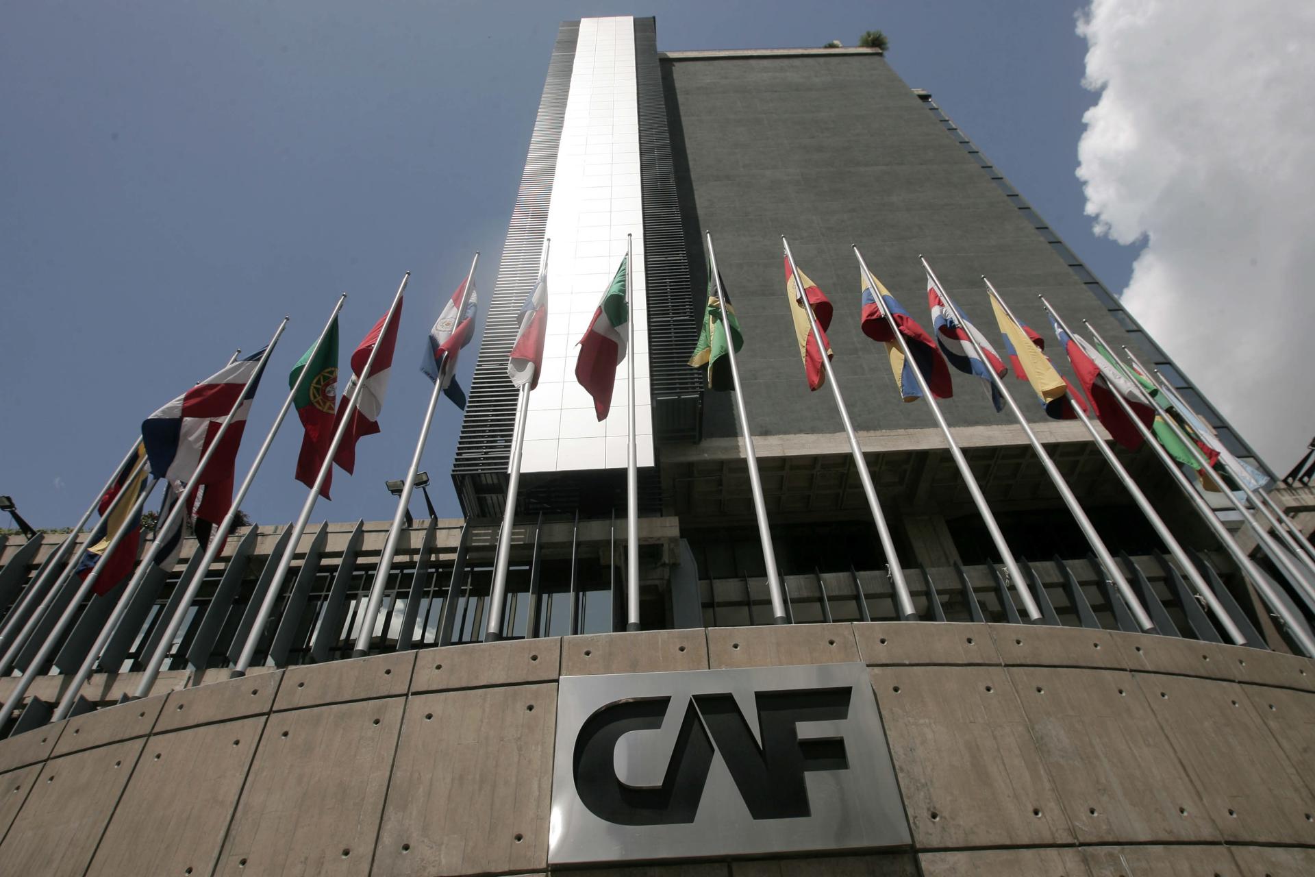 Fotografía de archivo de una vista contrapicada de la sede principal del Banco de Desarrollo de América Latina y el Caribe CAF, en Caracas (Venezuela). EFE/Harold Escalona