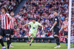 Los jugadores del Barcelona durante el calentamiento previo al partido de la última jornada de LaLiga de fútbol que Athletic Club y FC Barcelona disputan en el estadio de San Mamés. EFE/Luis Tejido