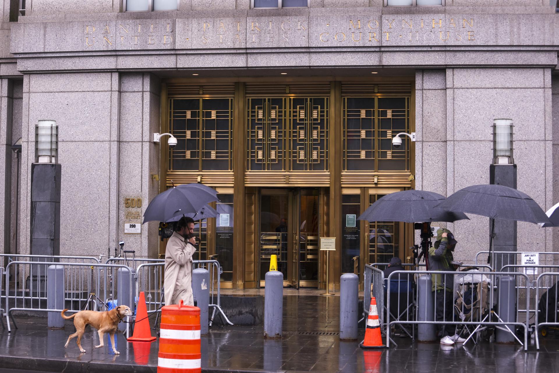 Miembros de la prensa esperan fuera de un tribunal federal en Nueva York, en donde se lleva el juicio contra Sean 'Diddy' Combs por cargos de trata de personas con fines sexuales, crimen organizado y prostitución. EFE/SARAH YENESEL
//////////
NEW YORK (United States), 09/05/2025.- Members of the press wait outside a federal courthouse as the Sean 'Diddy' Combs trial for sex trafficking, racketeering, and prostitution charges continues in New York, New York, USA, 09 May 2025. It is expected that jury selection will wrap up and opening statements will begin 12 May. (Nueva York) EFE/EPA/SARAH YENESEL