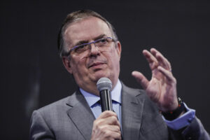 El secretario de Economía, Marcelo Ebrard, participa en la Reunión Nacional de Consejeros Regionales este martes, en Ciudad de México (México). EFE/ Isaac Esquivel
