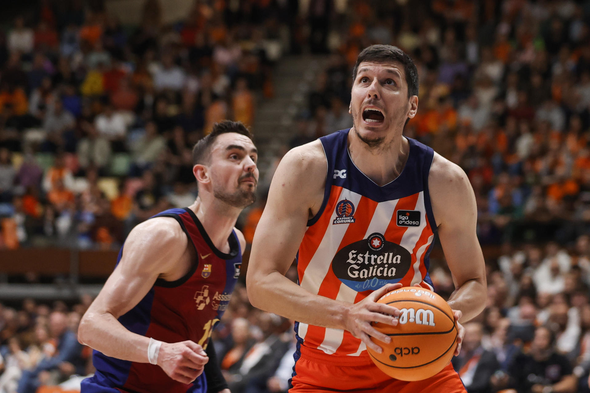 El pívot serbio del Leyma Básquet Coruña, Goran Huskic (d), entra a canasta ante el base checo del Barça, Tomas Satoransky (i), durante el encuentro correspondiente a la jornada 31 de la Liga Endesa que enfrentó este jueves a ambos equipos en el Coliseum de A Coruña. EFE/Cabalar