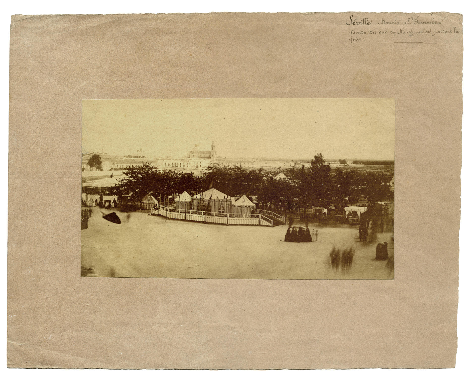 Una exposición que se puede ver en el Museo de Bellas Artes de Sevilla ha sacado a la luz la primera fotografía que se realizó en la Feria de Abril de Sevilla, que corresponde a una vista de una caseta de los duques de Montpensier en 1859.. EFE/ Junta De Andalucía SOLO USO EDITORIAL/SOLO DISPONIBLE PARA ILUSTRAR LA NOTICIA QUE ACOMPAÑA (CRÉDITO OBLIGATORIO)
