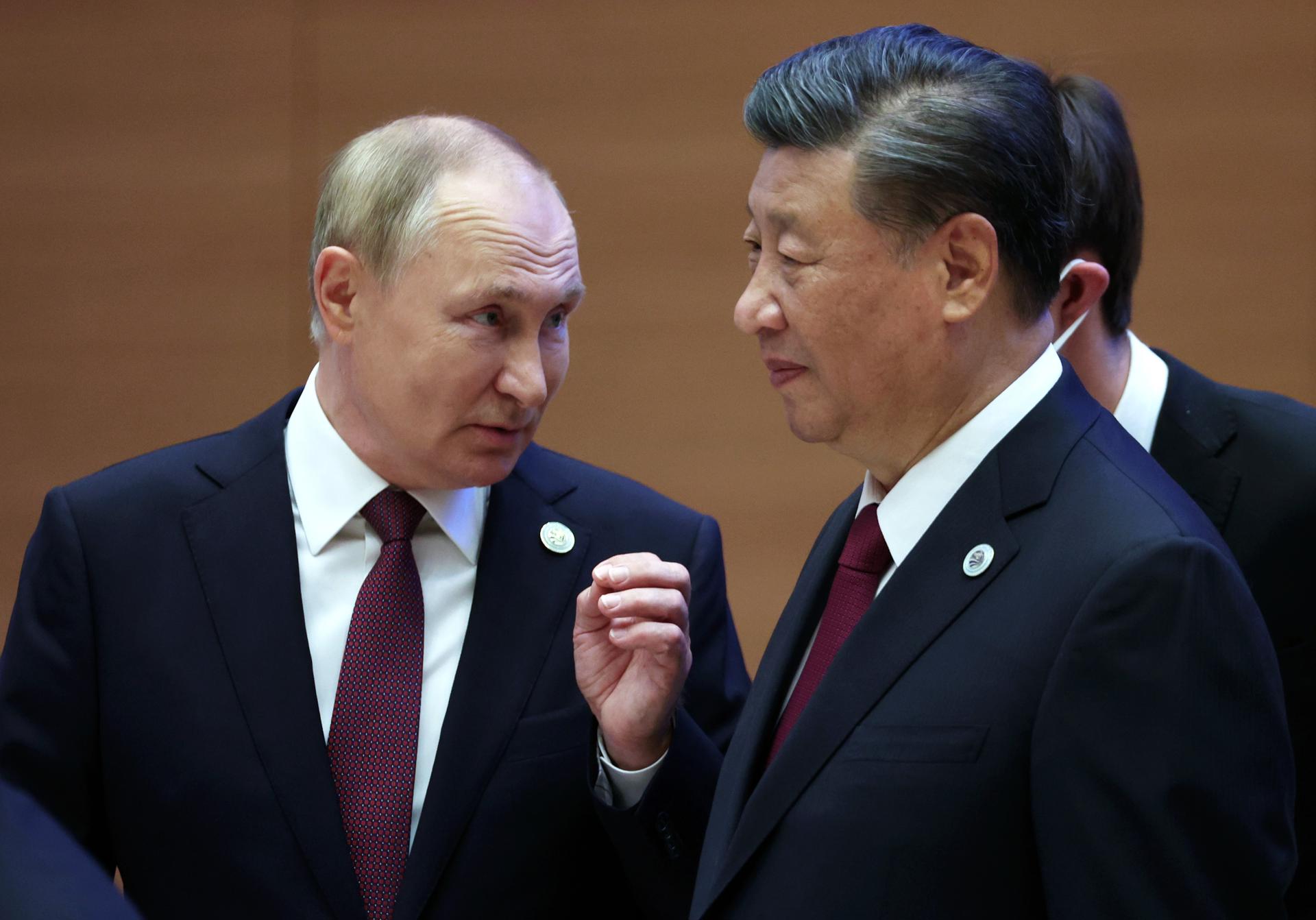 Foto archivo. Presidente Ruso, Vladimir Putin (L) conversa con presidente Chino, Xi Jinping EFE/EPA/SERGEI BOBYLEV/SPUTNIK/KREMLIN POOL MANDATORY CREDIT[MANDATORY CREDIT]