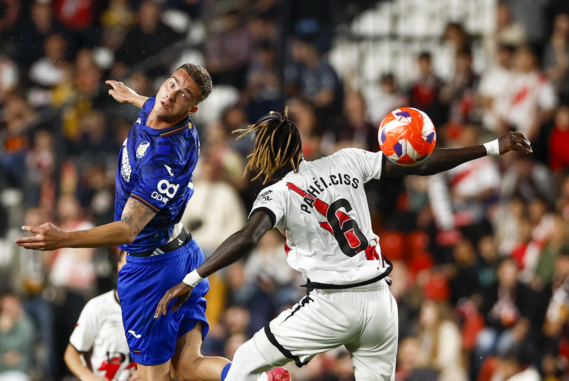 Pathé Ciss disputa un balón con Bertuğ Yıldırım. EFE/ Daniel González
