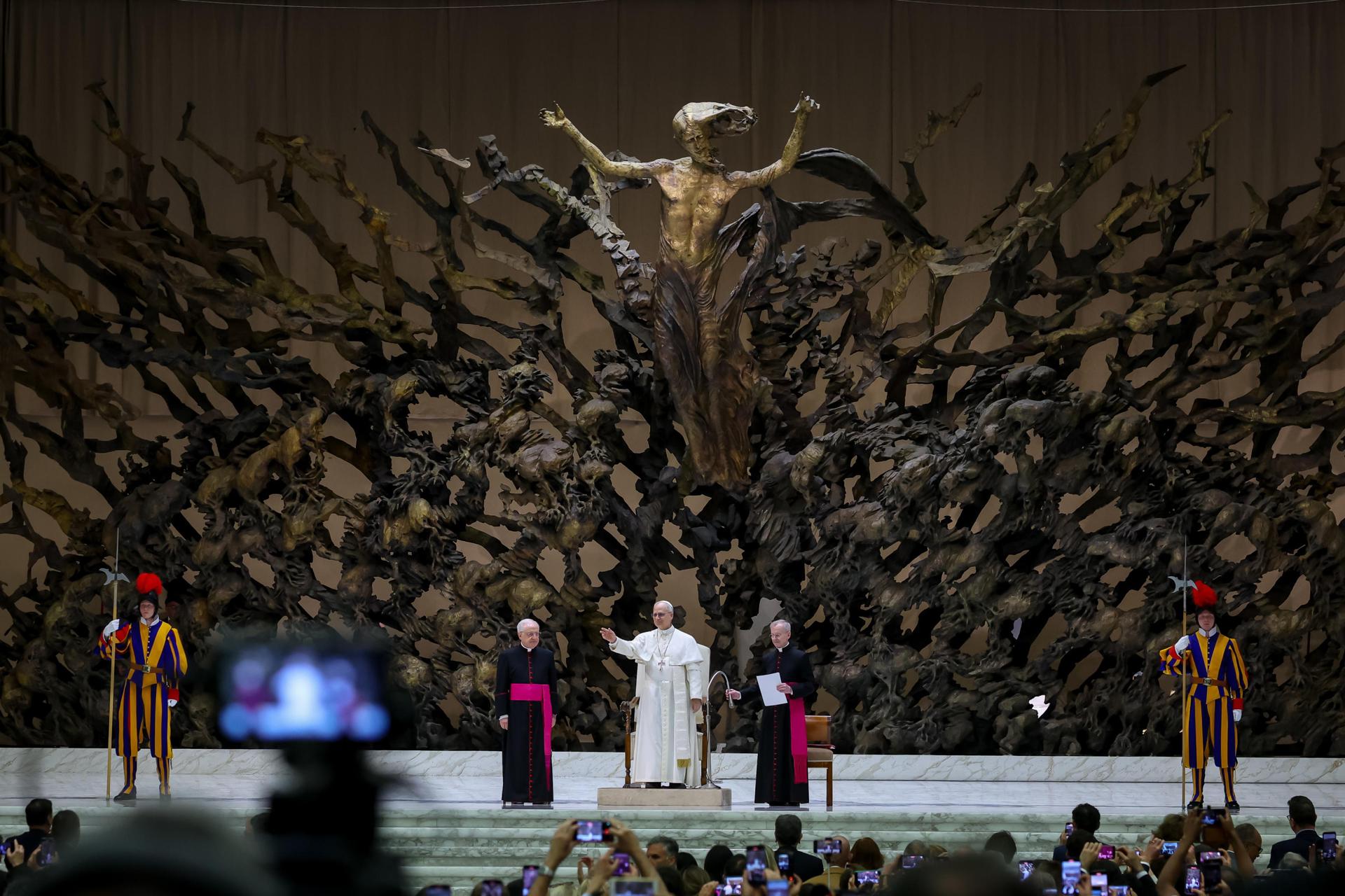 El Papa León XIV (C) saluda a los fieles durante una audiencia con representantes de los medios de comunicación en la Sala Nervi del Vaticano, Ciudad del Vaticano, 12 de mayo de 2025. (Papa) EFE/EPA/ANDREA SOLERO