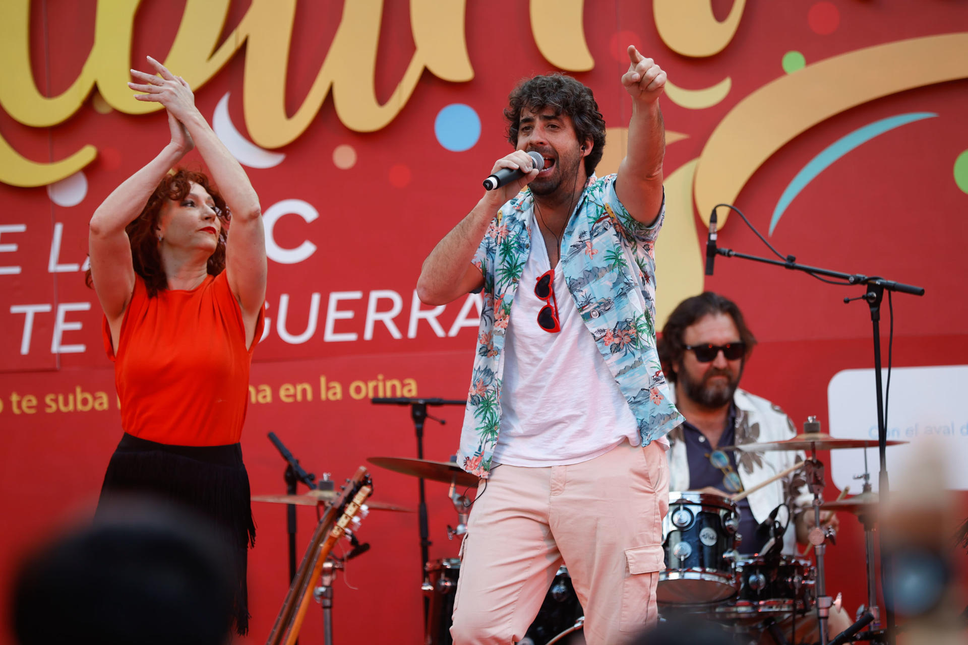 El grupo musical "The Flamen Kings" presentan la canción del riñón como parte de la campaña de Bayer "Bajemos La Albuminuria",este miércoles en la Plaza Zerolo, en Madrid. EFE/David Fernández