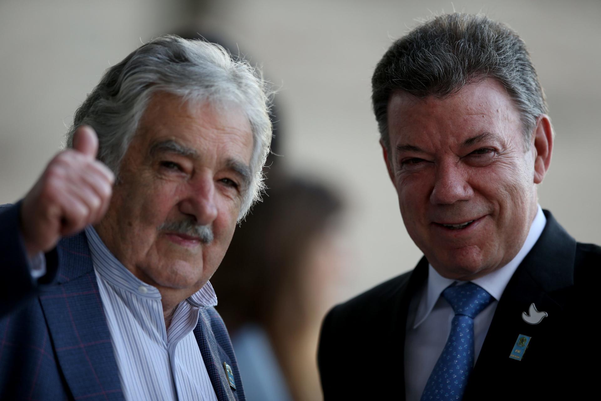 Fotografía de archivo de José "Pepe" Mujica y el expresidente colombiano Juan Manuel Santos. EFE/Fernando Bizerra Jr.