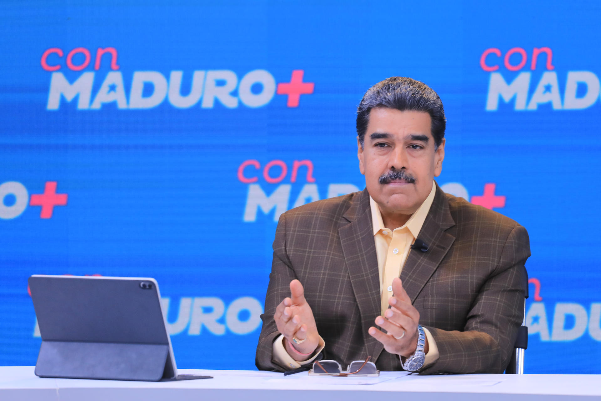 Fotografía de archivo cedida por el Palacio de Miraflores donde se observa al presidente de Venezuela, Nicolás Maduro, durante su programa semanal de televisión "Con Maduro +". EFE/ Palacio de Miraflores