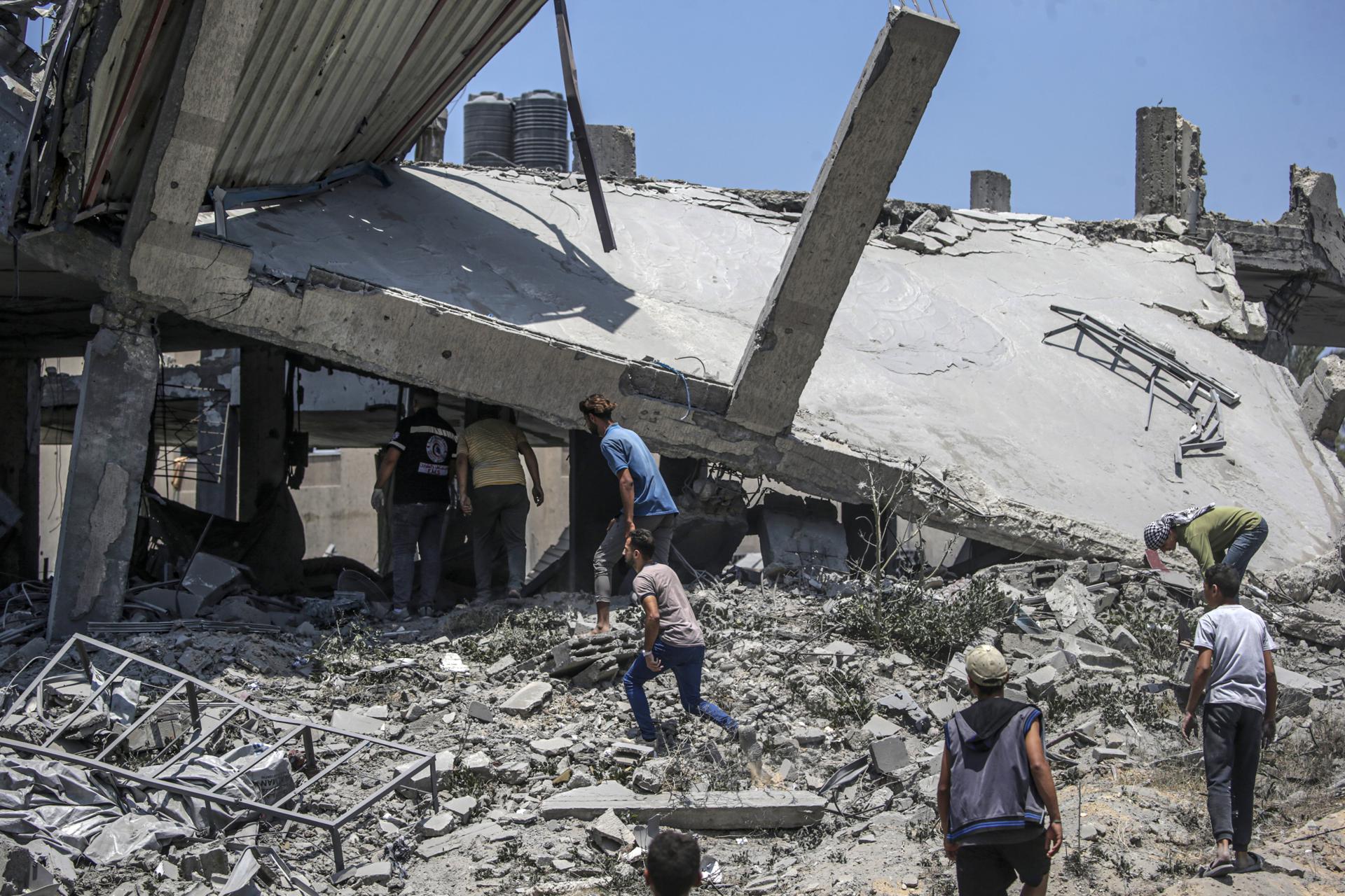 Palestinos buscan sobrevivientes y víctimas entre los escombros de edificios destruidos tras un ataque aéreo israelí al oeste de la ciudad de Gaza, en la Franja de Gaza, el 23 de mayo de 2025. Más de 53.700 palestinos han muerto en la Franja de Gaza, según el Ministerio de Salud palestino, desde que Israel lanzó una campaña militar en la franja en respuesta a un ataque transfronterizo liderado por el grupo militante palestino Hamás el 7 de octubre de 2023, en el que murieron unos 1.200 israelíes y más de 250 fueron tomados como rehenes. EFE/EPA/MOHAMMED SABER