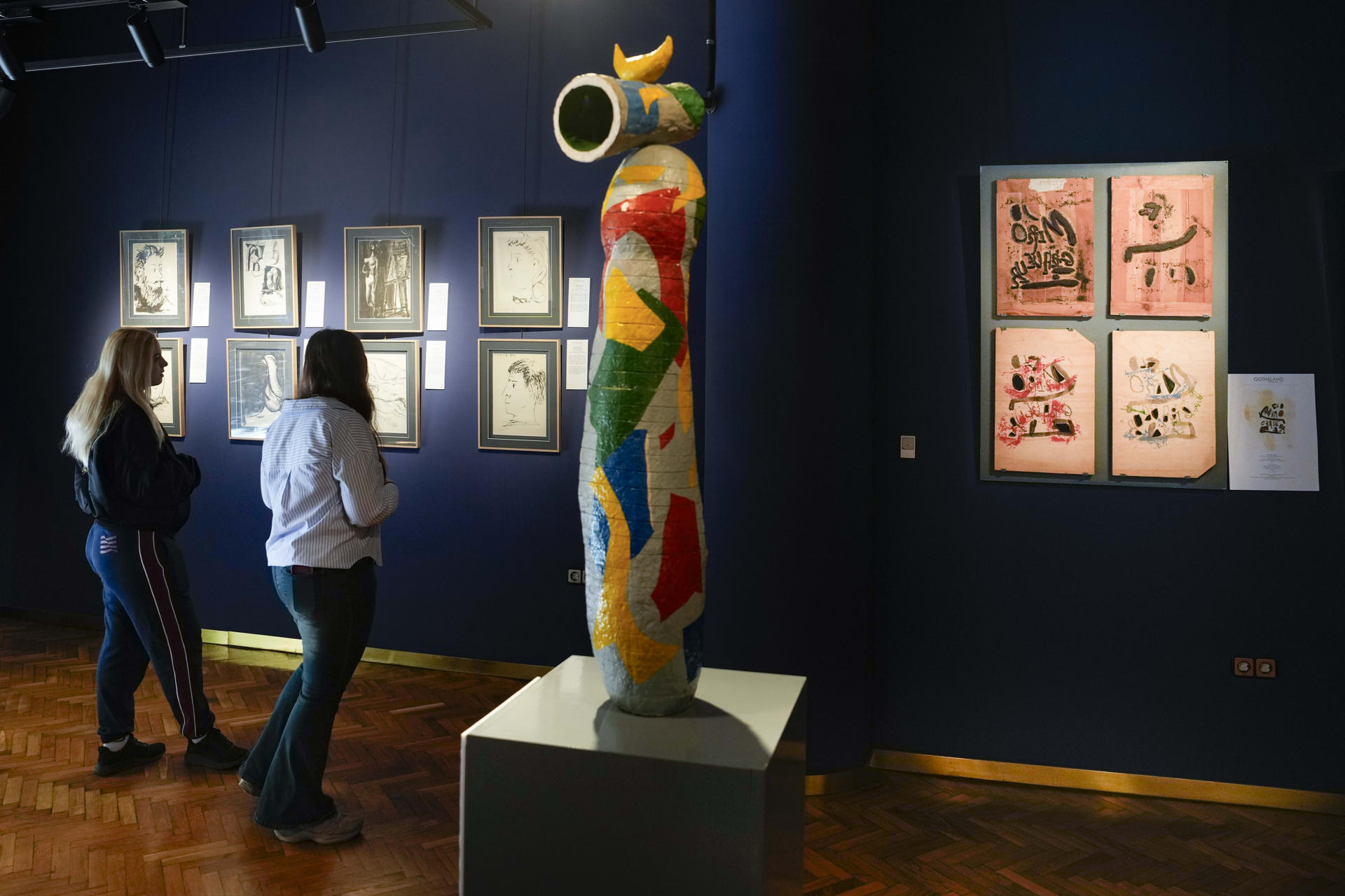 Obras de Jaume Plensa conviven con otras de Joan Miró y Pablo Picasso en la Galería Gothsland de Barcelona en la exposición 'The Art of Master Prints', que explora el proceso de creación del grabado en los tres artistas. EFE/Enric Fontcuberta