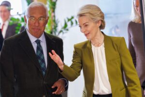 Fotografía de archivo de la presidenta de la Comisión Europea, Ursula von der Leyen (d), y el presidente del Consejo de la Unión Europea, Antonio Costa (i), en Bruselas (Bélgica). EFE/Olíver Matthys