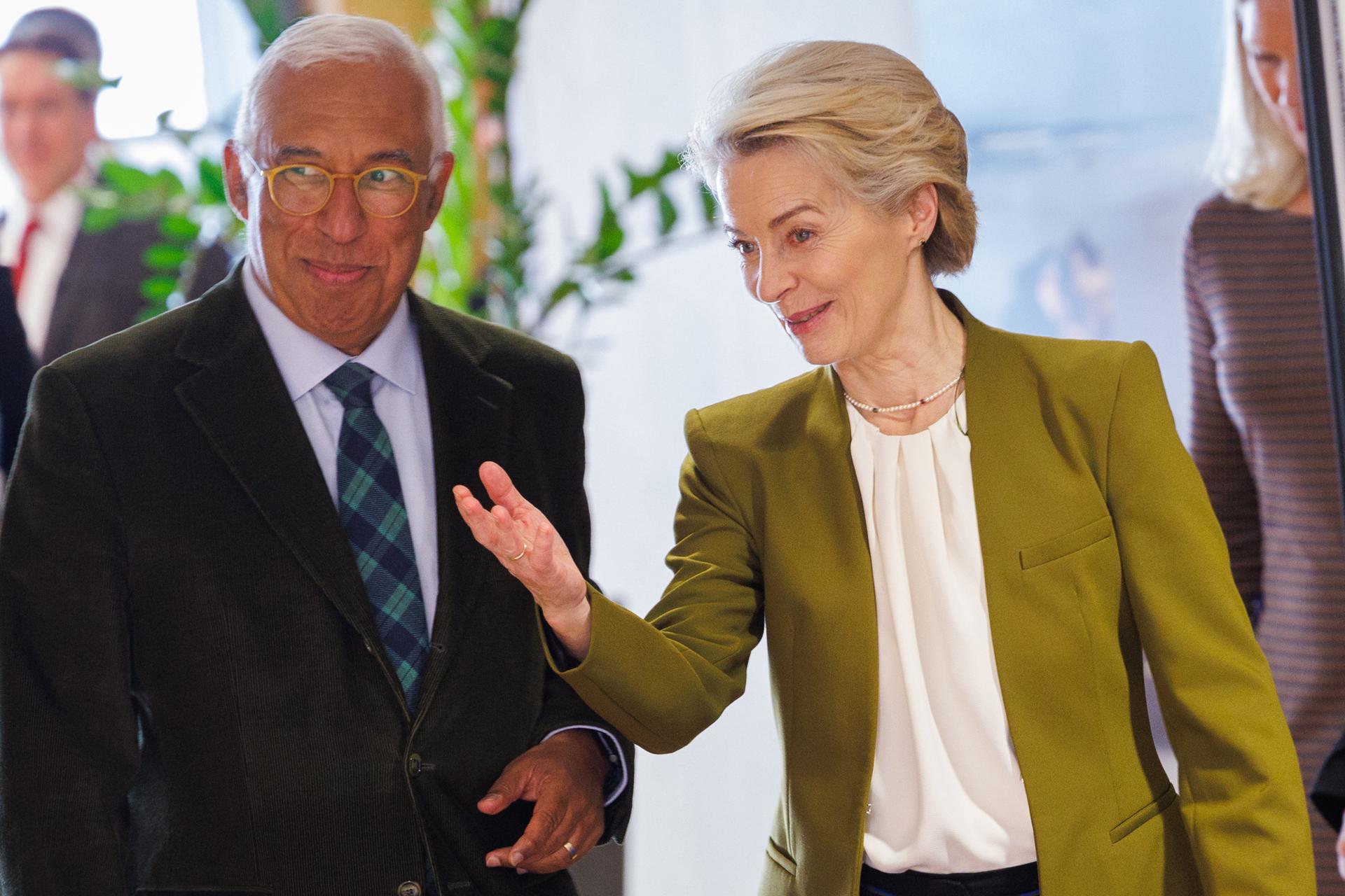 Fotografía de archivo de la presidenta de la Comisión Europea, Ursula von der Leyen (d), y el presidente del Consejo de la Unión Europea, Antonio Costa (i), en Bruselas (Bélgica). EFE/Olíver Matthys