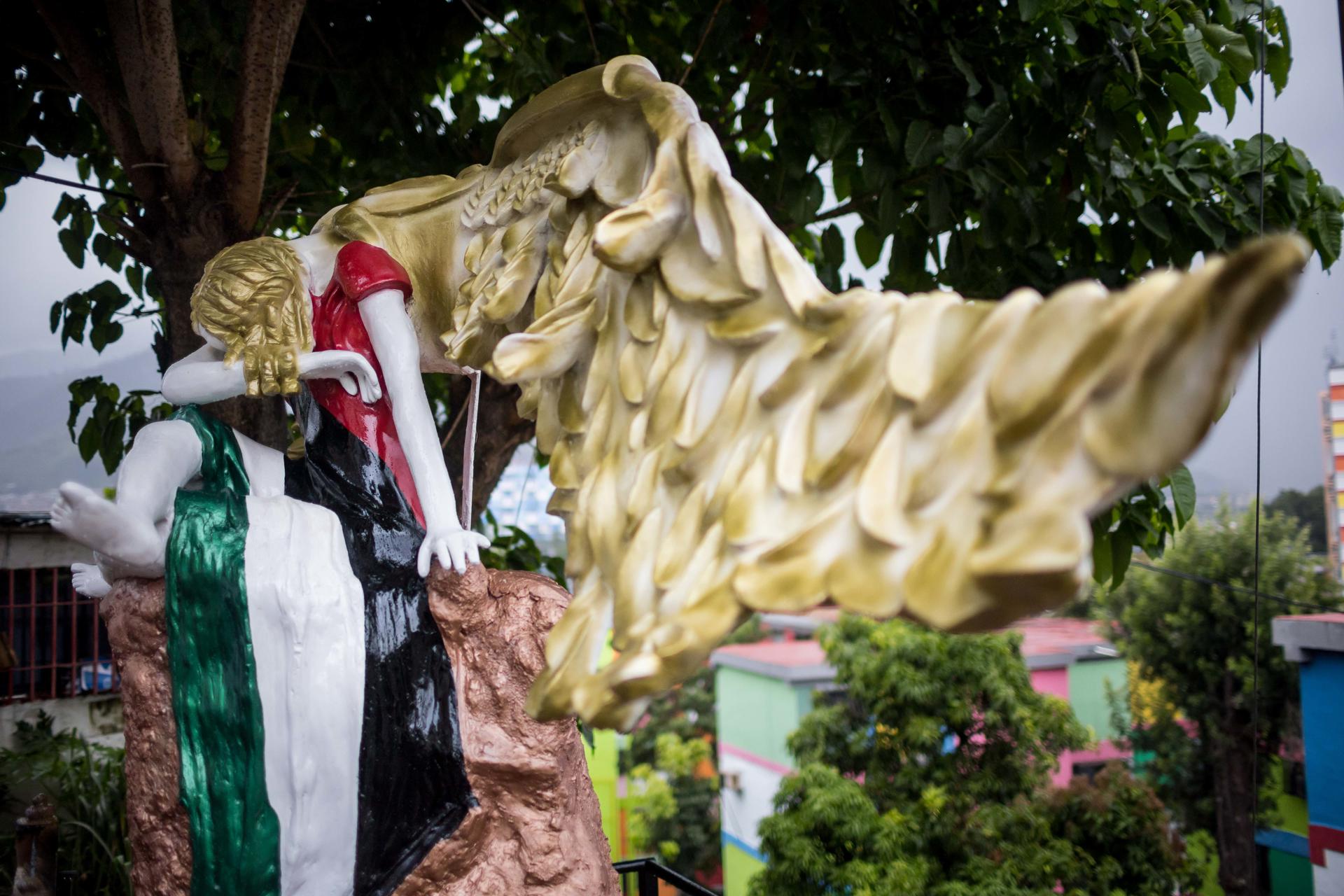 Detalle de la escultura 'Angel Triste', un homenaje a las víctimas de la guerra en Palestina, en Caracas (Venezuela). EFE/Miguel Gutiérrez