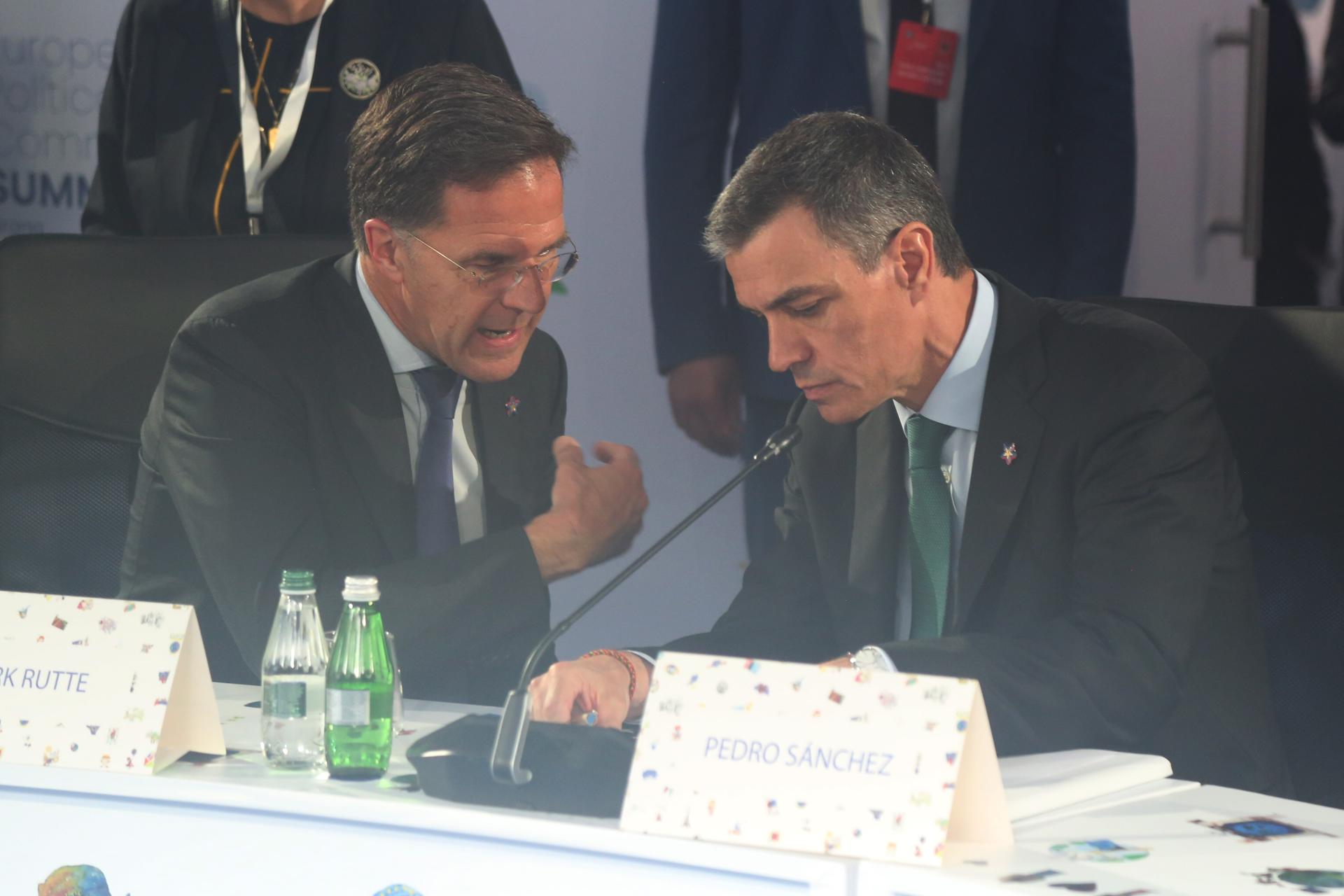 El Primer Ministro español Pedro Sánchez (D) y el Secretario General de la OTAN Mark Rutte asisten a la 6ª Cumbre de la Comunidad Política Europea (CPE) en Tirana, Albania, el 16 de mayo de 2025. La reunión reúne a líderes de todo el continente bajo el tema "Nueva Europa en un nuevo mundo: unidad - cooperación - acción conjunta". (España) EFE/EPA/MALTON DIBRA