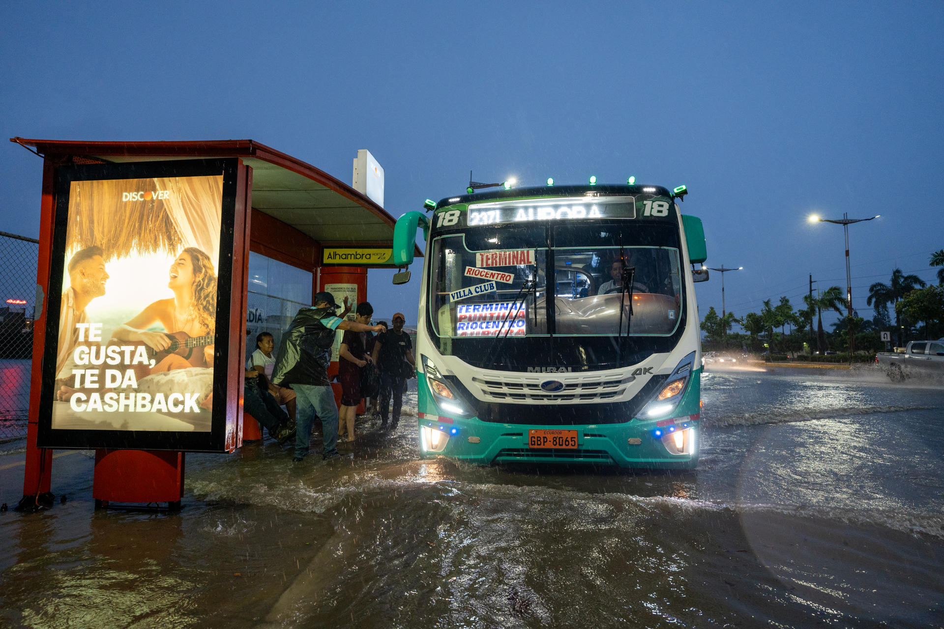 Personas esperan por transporte público junto a una vía en Guayaquil (Ecuador), en una fotografía de archivo. EFE/Mauricio Torres