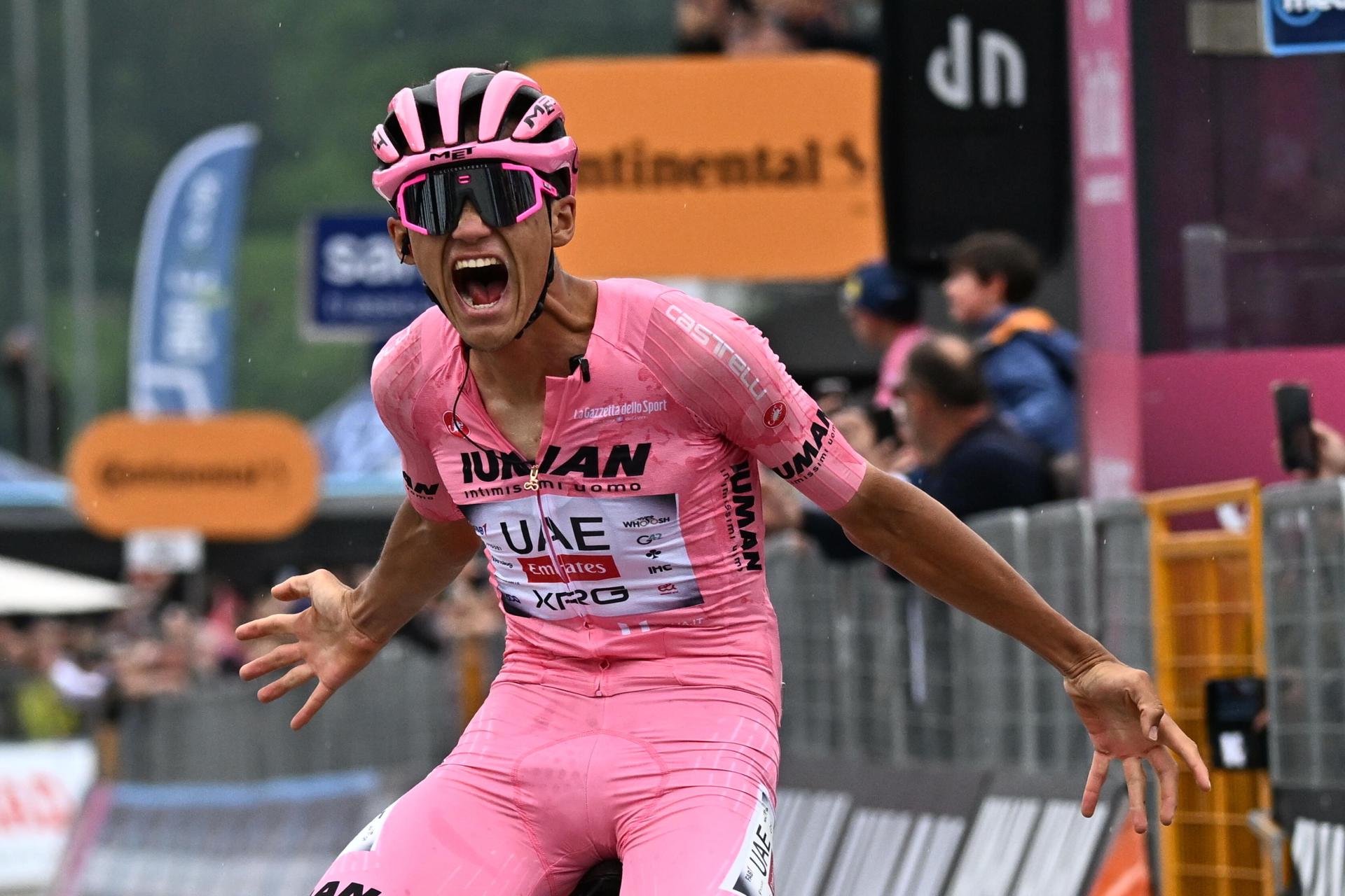 El mexicano Isaac del Toro (UAE) en la decimoséptima etapa del Giro de Italia disputada entre San Michele all’Adige y Bormio, de 155 km de recorrido. EFE/EPA/LUCA ZENNARO