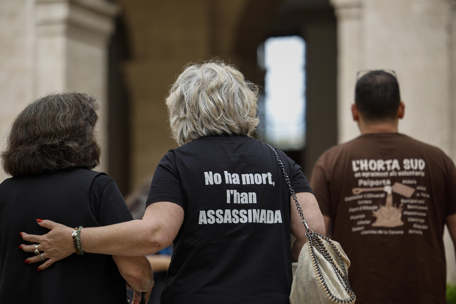 Representantes de las tres asociaciones de víctimas de la dana del 29 de octubre abandonan la Delegación del Gobierno tras la reunión mantenida este jueves con el presidente del Gobierno, Pedro Sánchez. EFE/Biel Aliño