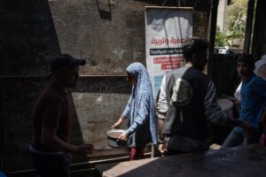 Palestinos desplazados se reúnen frente a la Cocina Benéfica Sokar para recibir raciones limitadas de alimentos en la ciudad de Gaza, en el norte de la Franja de Gaza. EFE/HAITHAM IMAD