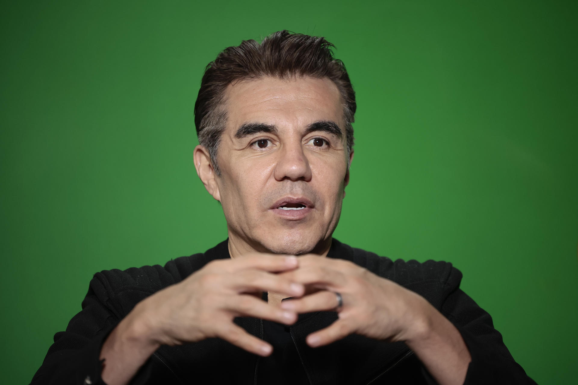 El actor mexicano Adrián Uribe habla durante una entrevista con EFE este martes, en Ciudad de México (México). EFE/ José Méndez