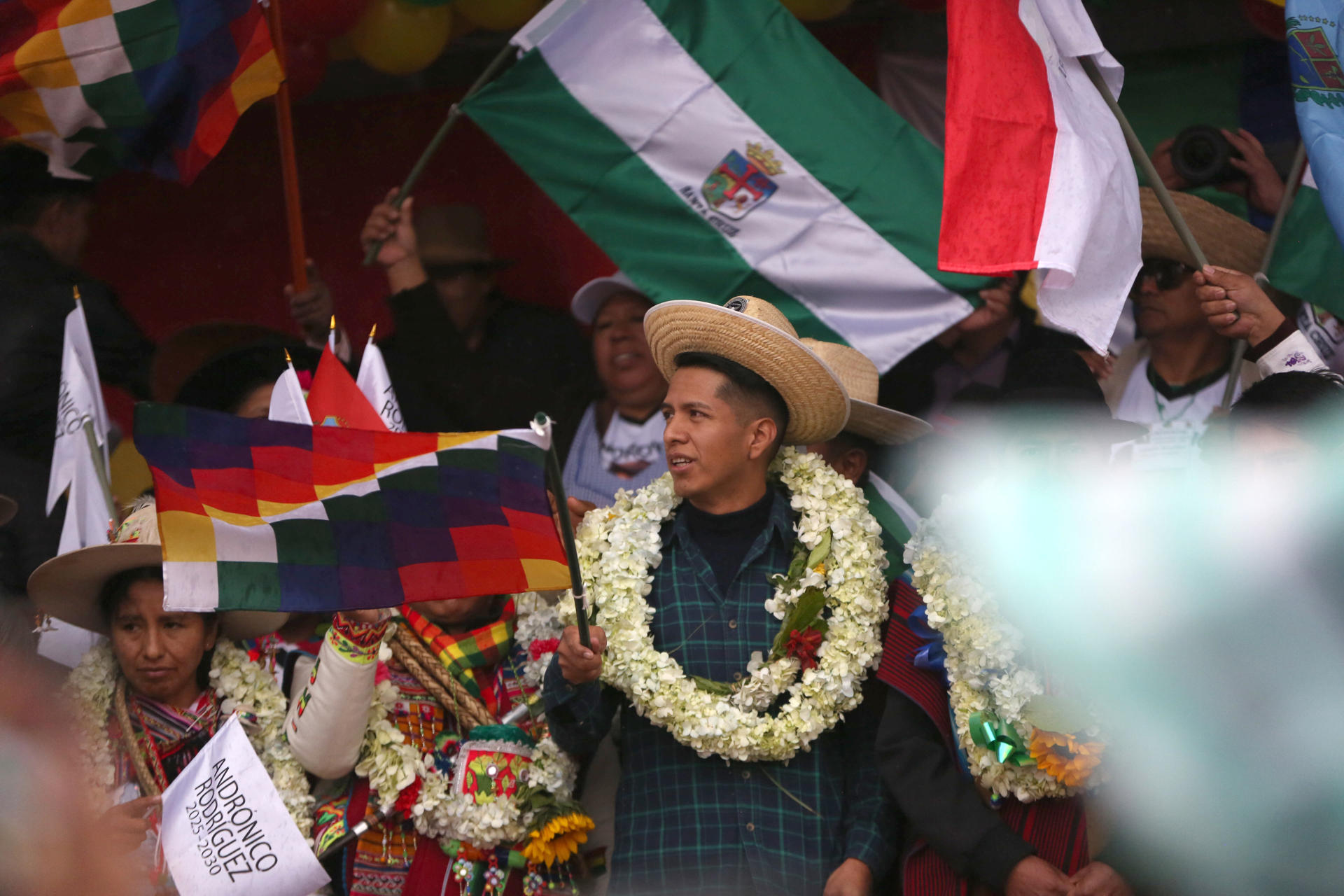 El presidente del senado de Bolivia, Andrónico Rodríguez, participa en un acto donde es proclamado como candidato presidencial para los comicios electorales 2025 este sábado en El Alto (Bolivia). EFE/Luis Gandarillas