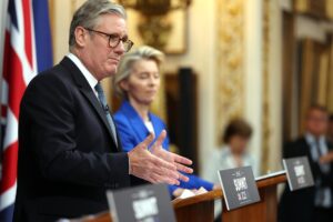 El Primer Ministro Británico Keir Starmer (I) habla junto a la Presidenta de la Comisión Europea, Ursula von der Leyen, durante una conferencia de prensa tras la cumbre Reino Unido-UE en Lancaster House en Londres, Gran Bretaña, 19 de mayo de 2025. (Reino Unido, Londres) EFE/EPA/NEIL HALL / POOL
