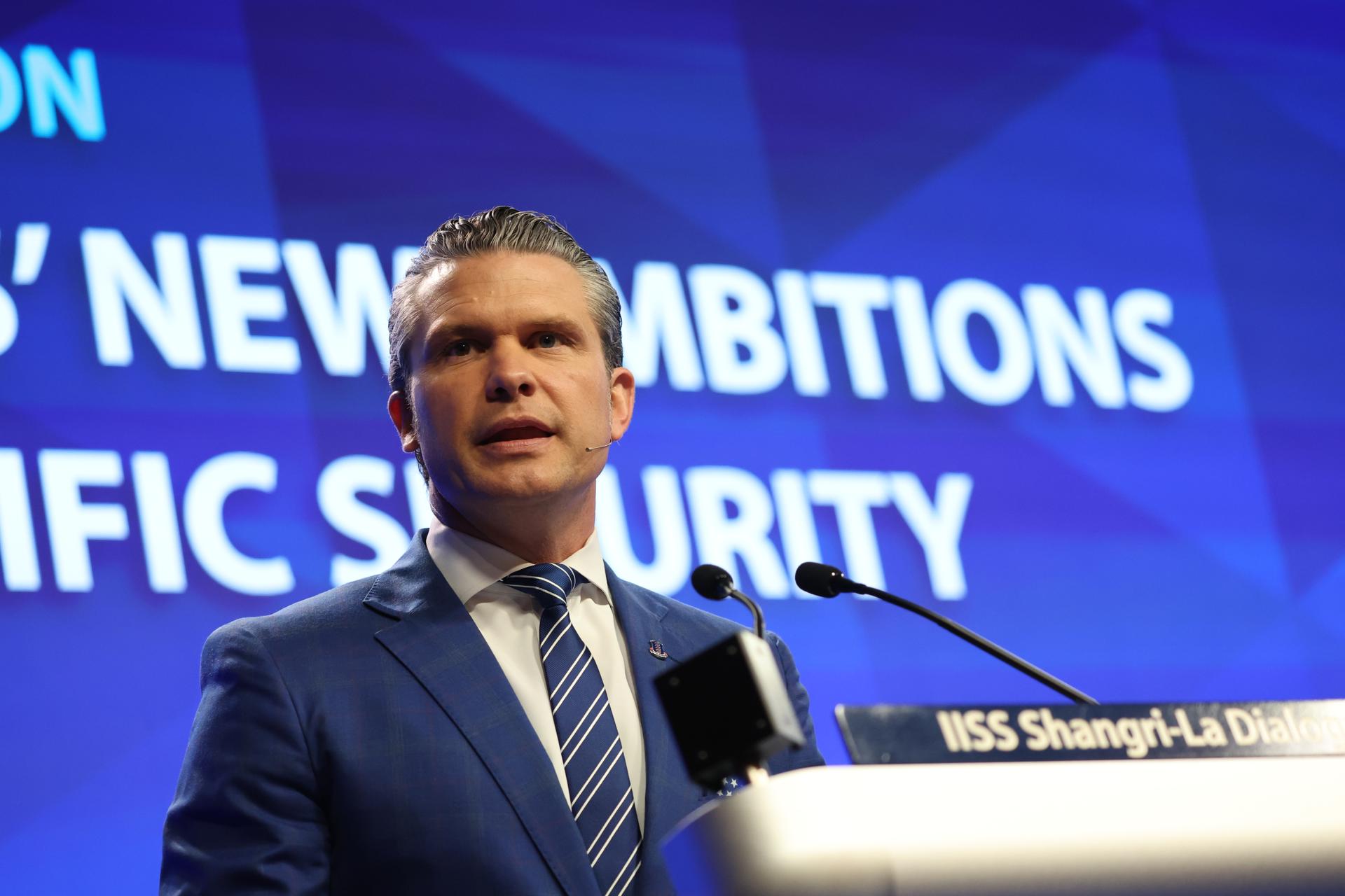 Singapore (Singapore), 30/05/2025.- US Defence Secretary Pete Hegseth delivers his speech during the first plenary session of the International Institute for Strategic Studies (IISS) Shangri-la Dialogue Defence Summit in Singapore, 31 May 2025. Defense ministers and officials from 47 countries are gathered in the city state for the IISS Shangri-la Dialogue, an annual high level defence summit in the Asia Pacific region. (Singapur) EFE/EPA/HOW HWEE YOUNG
