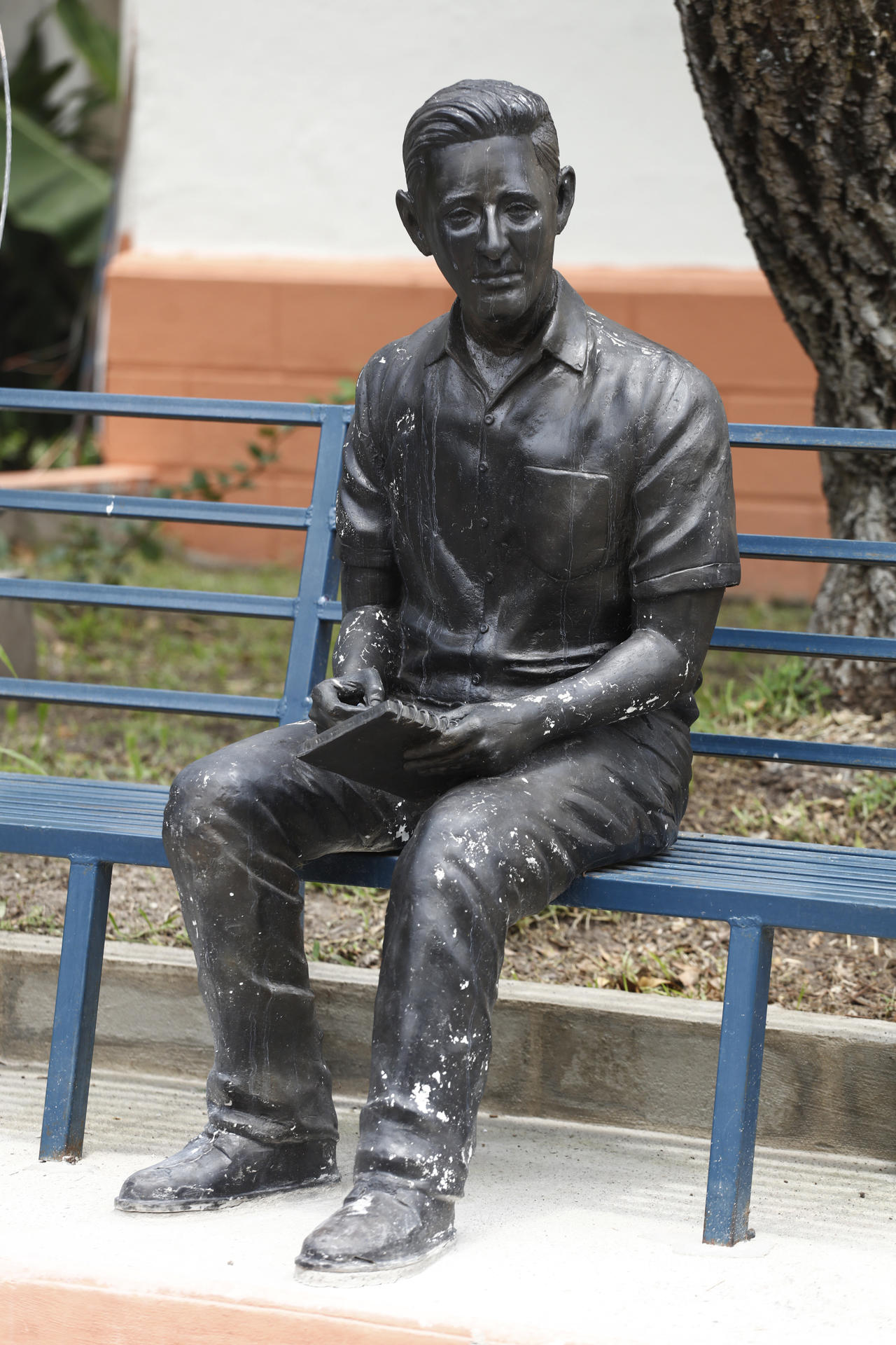 Fotografía de una escultura dedicada al poeta salvadoreño Roque Dalton, afuera de la facultad de derecho de la Universidad de El Salvador (UES) en San Salvador (El Salvador). EFE/ Rodrigo Sura