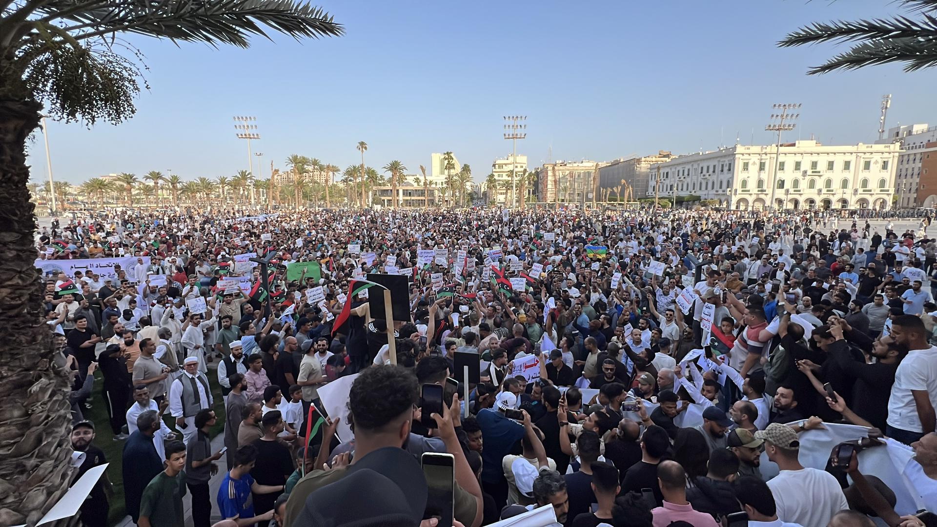 Libios protestan para exigir la dimisión del Gobierno de unidad nacional en Trípoli, Libia, el 23 de mayo de 2025. EFE/STRINGER