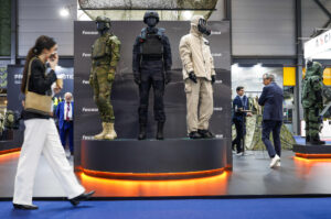Uno de los estand de la Feria Internacional de Defensa y Seguridad de España (FEINDEF), en el que se ven distintos uniformes. EFE/David Fernández