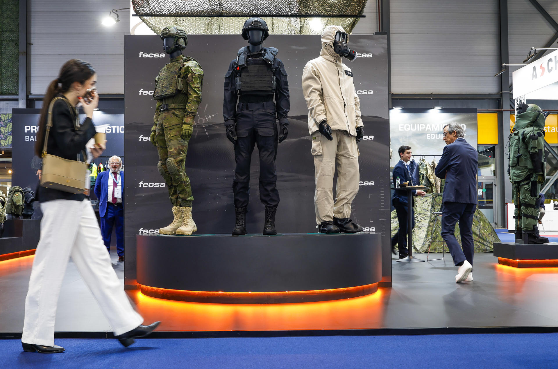 Uno de los estand de la Feria Internacional de Defensa y Seguridad de España (FEINDEF), en el que se ven distintos uniformes. EFE/David Fernández