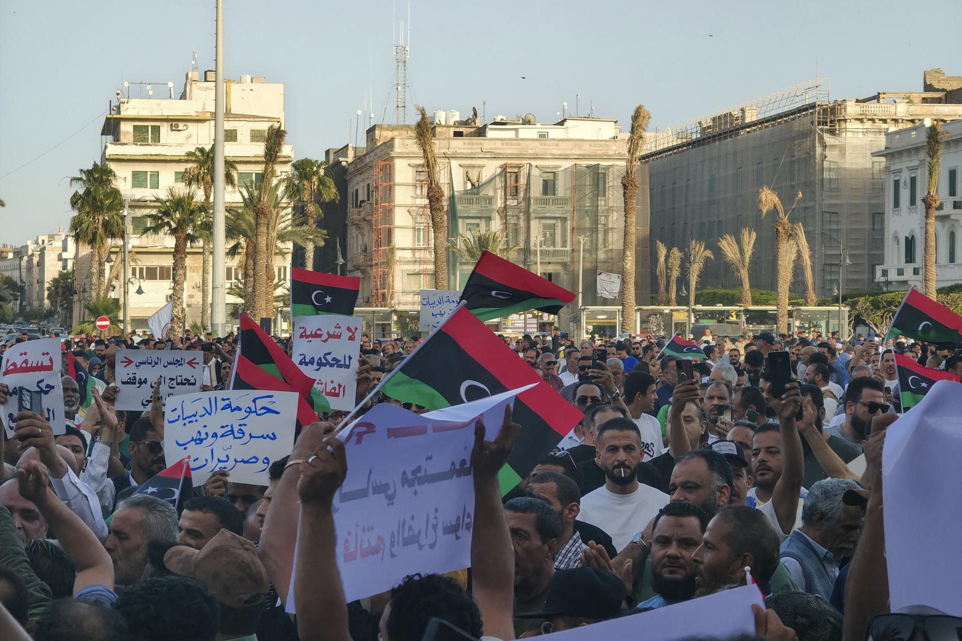 Un centenar personas salió este viernes a las calles de diferentes ciudades del oeste de Libia para protestar contra el Gobierno de Unidad Nacional (GUN). EFE/ Mohamed Abdel Kader