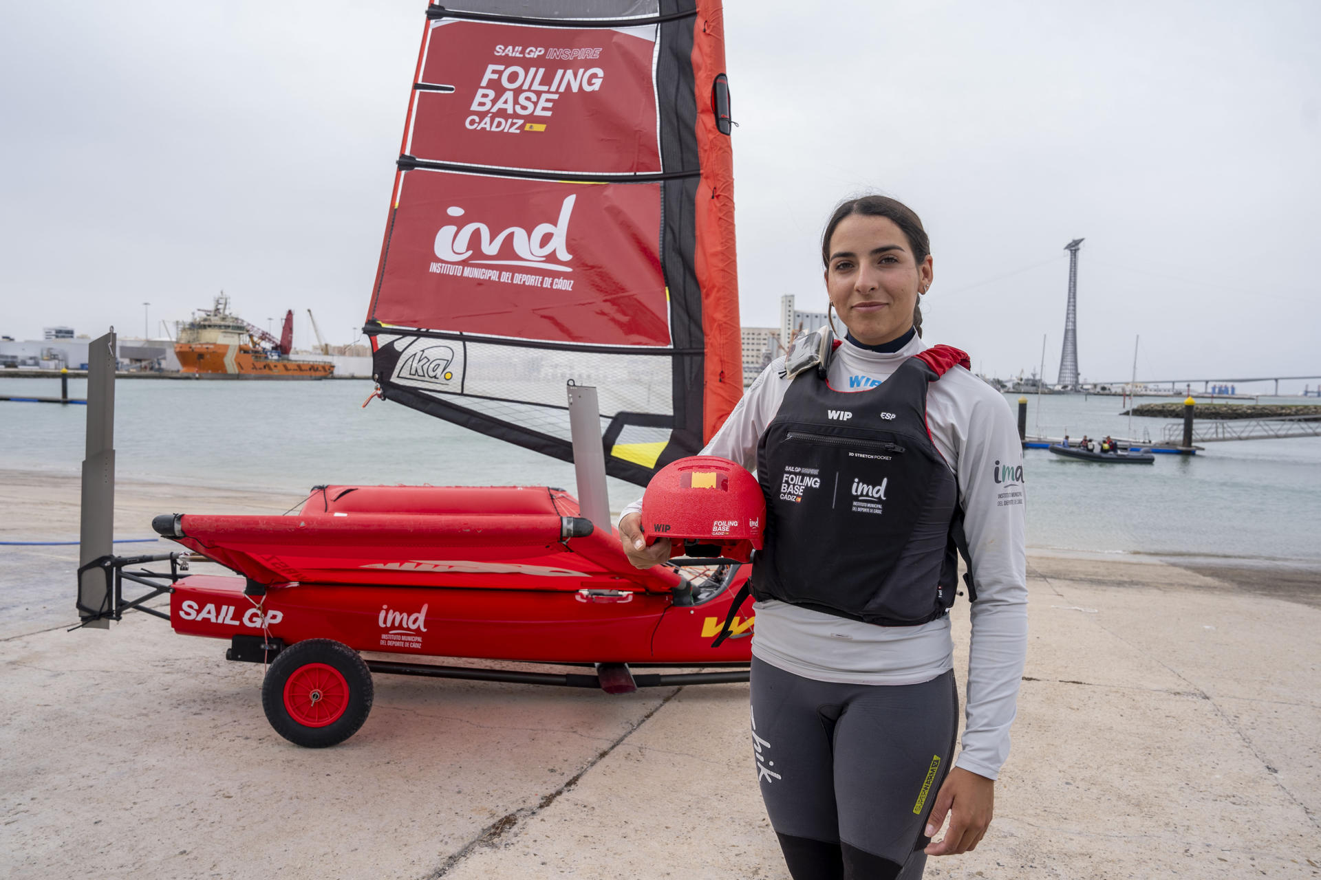 La regatista española, la campeona de Europa de Waszp, Sol López, posa para EFE en el club náutico Elcano donde entrena en las aguas de la Bahía de Cádiz. EFE/Román Ríos.