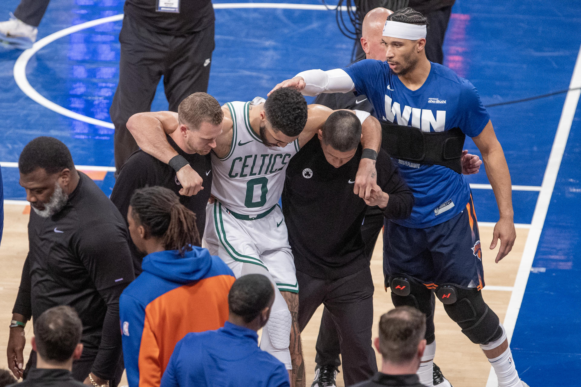 Jayson Tatum de(c) los Celtics sale de la cancha tras una lesión durante un partido de la NBA entre New York Knicks y Boston Celtics. EFE/ Ángel Colmenares