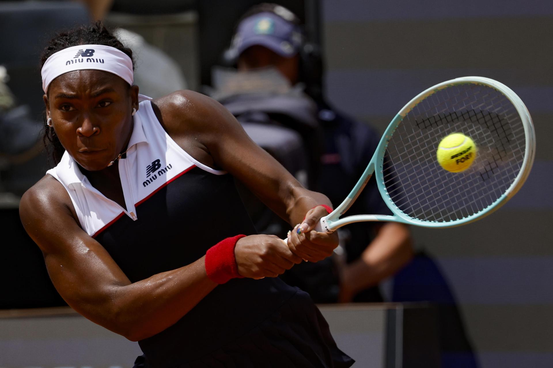 La estadounidense Coco Gauff, en un momento de su partido contra la rusa Mirra Andreeva, en los cuartos de final del Abierto de Roma. EFE/EPA/FABIO FRUSTACI
