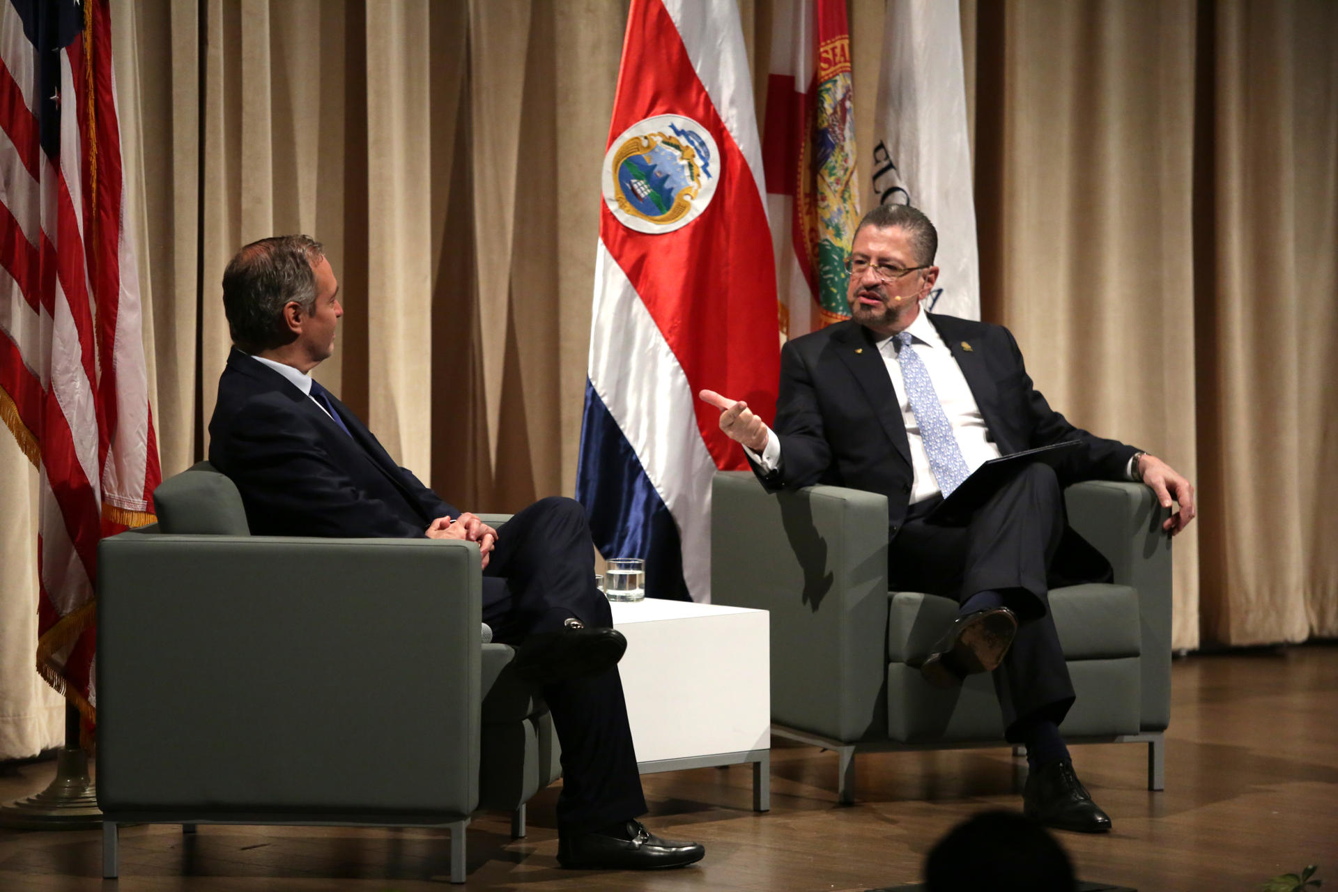 El presidente de Costa Rica, Rodrigo Chaves (d), y el director fundador del Centro para la Libertad Económica Adam Smith de la Universidad Internacional de Florida (FIU), Carlos Díaz-Rosillo, al intervenir este viernes, 9 de mayo, en el foro 'Liderazgo en Latinoamérica: el caso de Costa Rica', en Miami (FL, EE.UU.). EFE/Marlon Pacheco